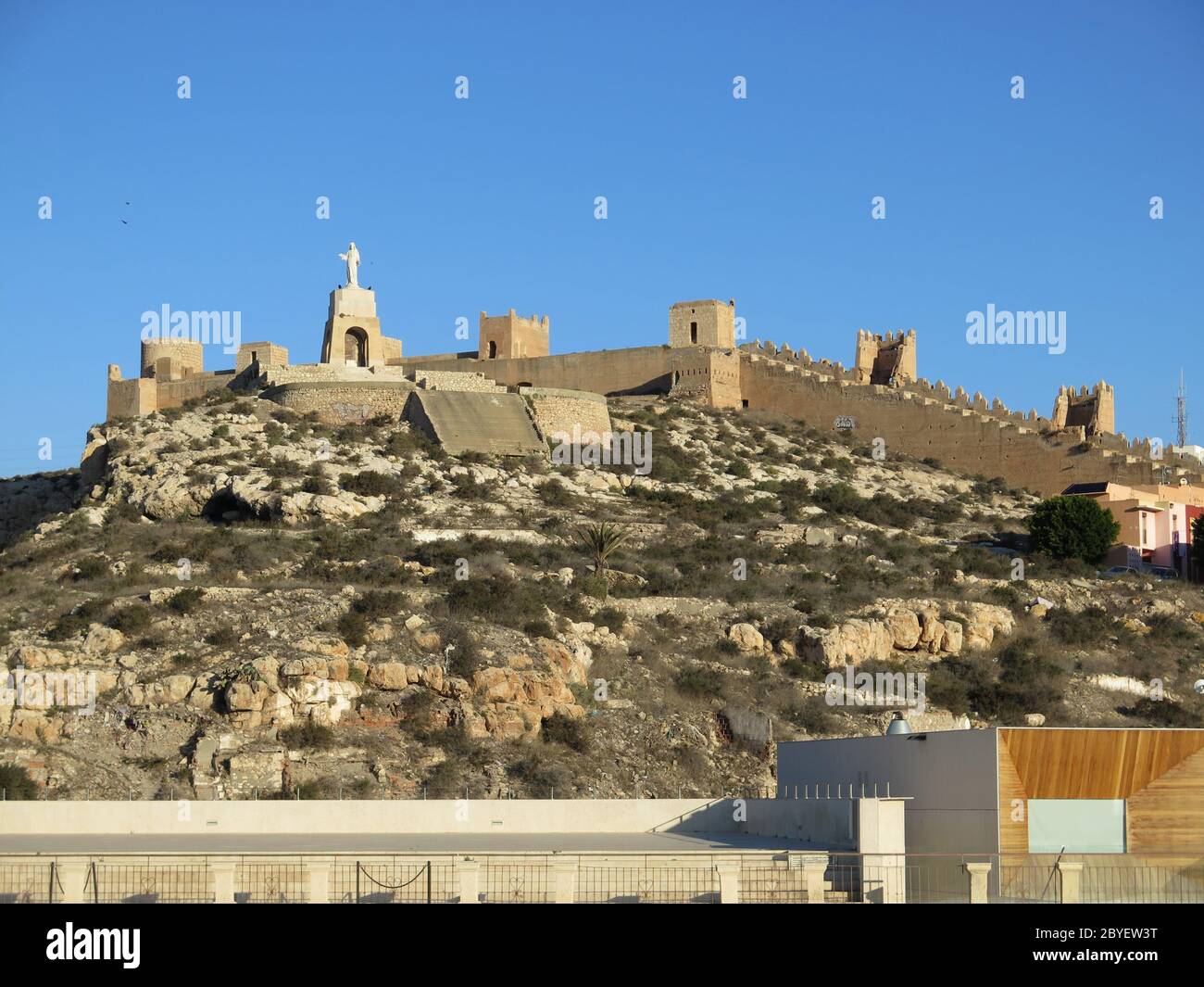 Almeria, Spanien - 8. Februar 2018: Blick auf das Schloss an bewölktem Tag. Alcazaba - alte maurische Burg auf einem Hügel in Almeria, Andalusien Stockfoto