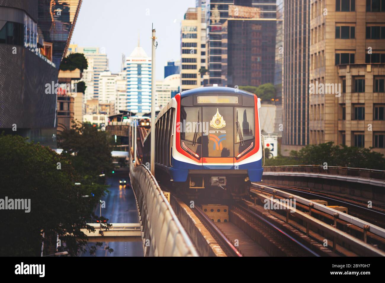 BANGKOK, THAILAND - APR 11: BTS oder Bangkok Skytrain fahren auf der Sukhumvit Linie am 11. April 2020 in Bangkok. Stockfoto