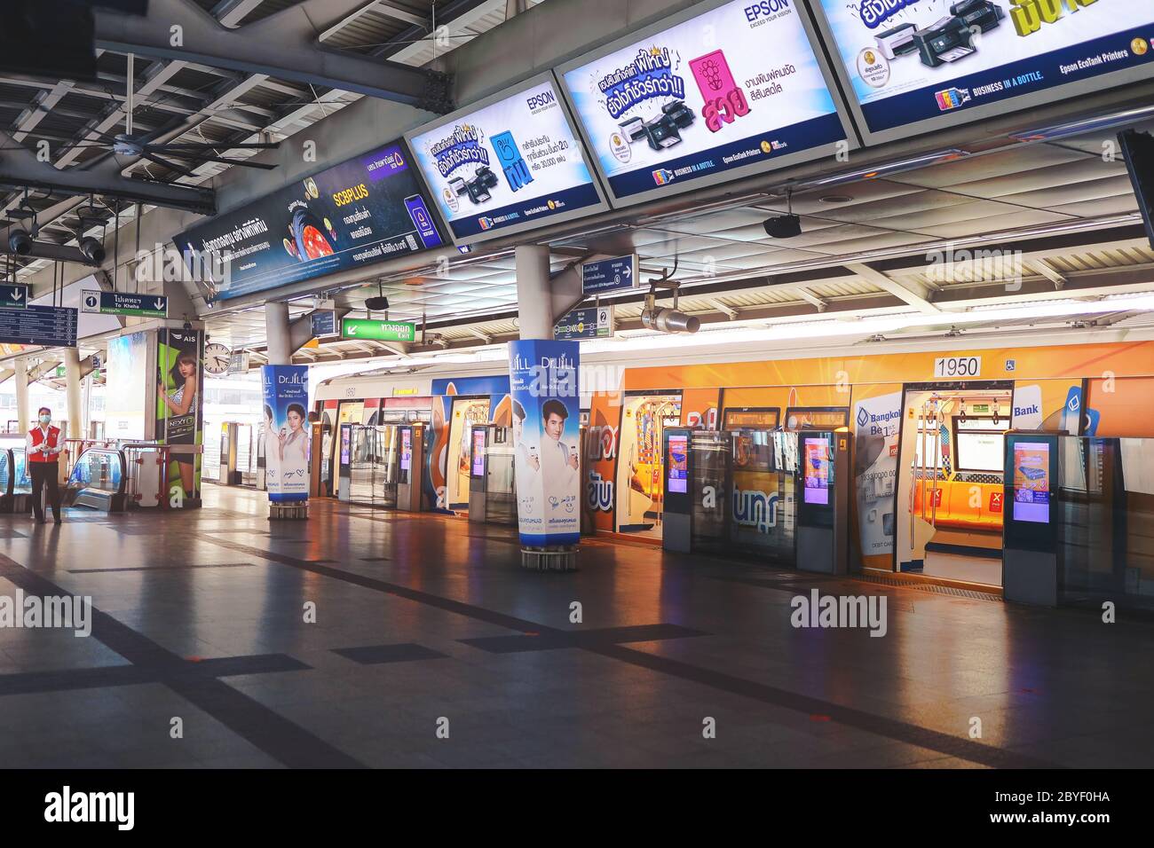 BANGKOK, THAILAND - APR 11: Inside BTS Skytrain mit leeren Plätzen am 11. April 2020 in Bangkok. Stockfoto