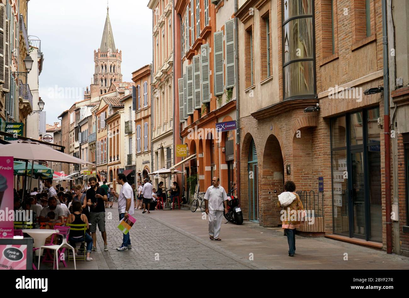 Die Stadtstraße von Toulouse mit Glockenturm der Basilika von St.Sernin Basilique Saint-Sernin im Hintergrund. Toulouse.Haute-Garonne.Occitanie.Frankreich Stockfoto