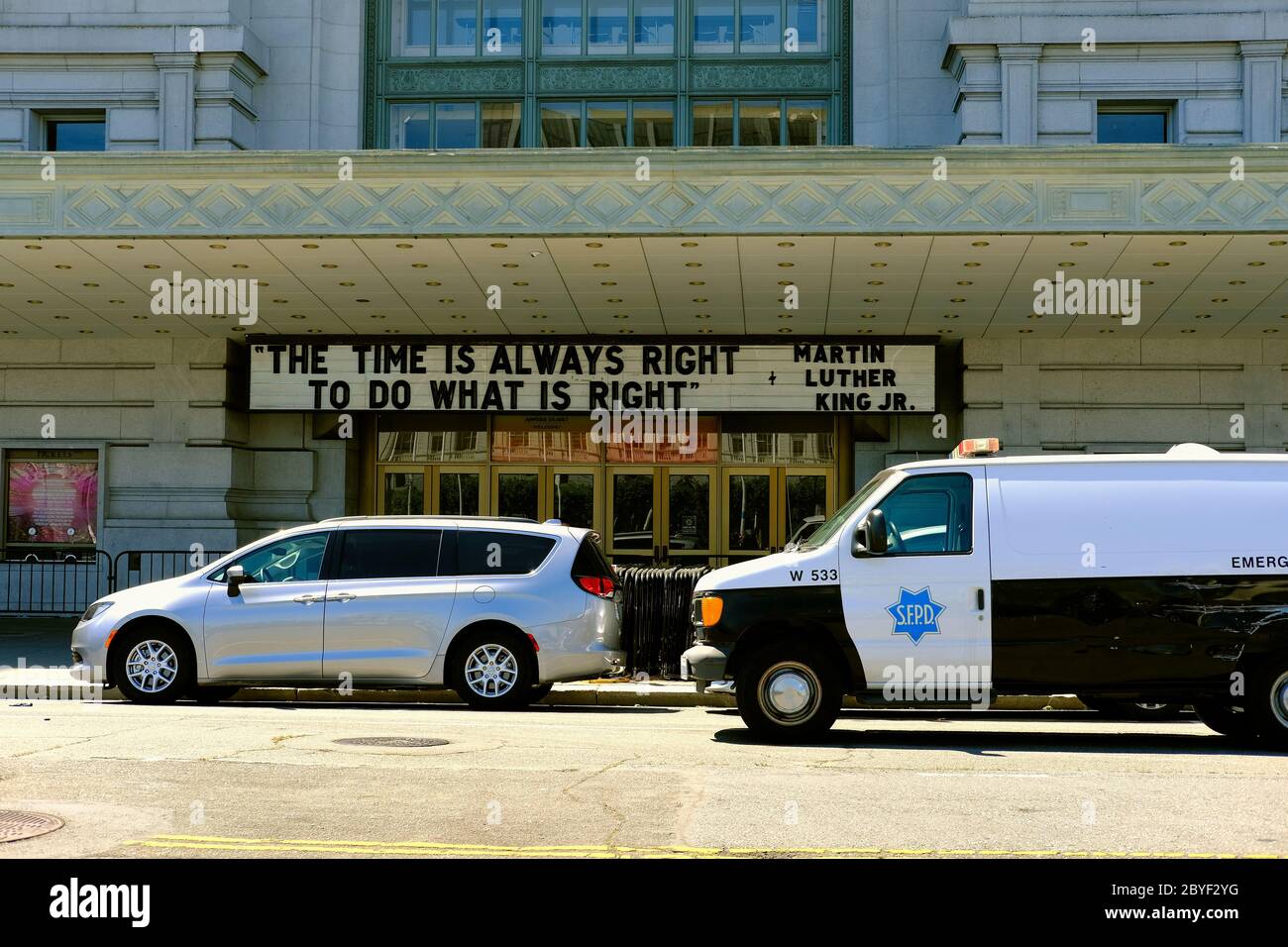 Martin Luther King Jr. Zitat auf dem Festzelt Bill Graham Civic Auditorium in San Francisco, Kalifornien; die Zeit ist immer richtig zu tun, was richtig ist. Stockfoto