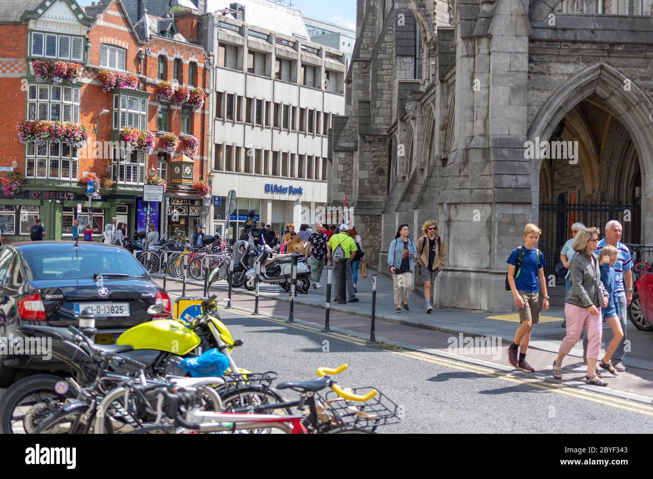 Dublin, Irland - 29. JULI 2019: Menschen, die auf Dublin City Centre zu Fuß überfüllte Straßen Stockfoto