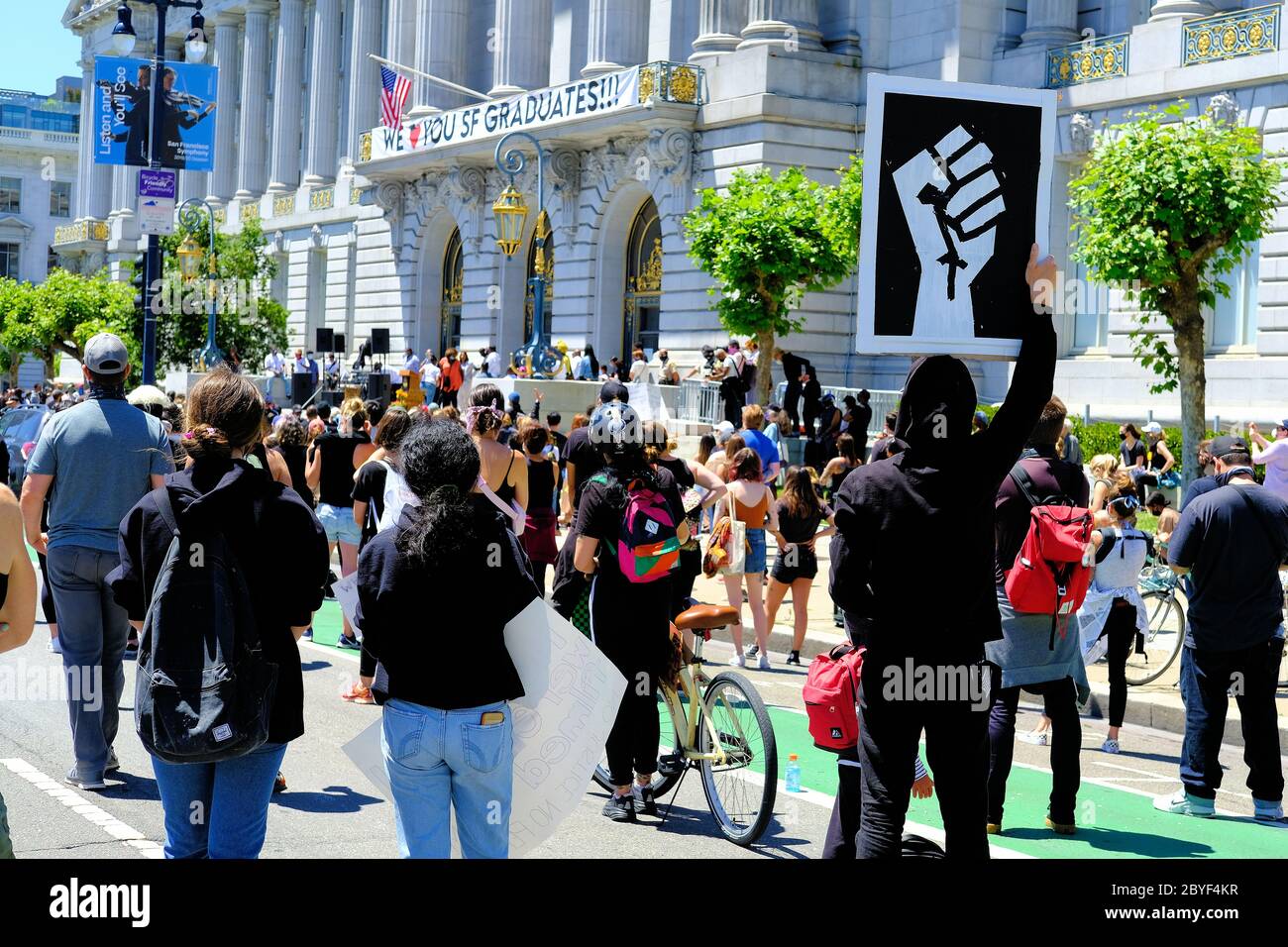 „Kniening 4 Justice“ in der San Francisco City Hall (Kalifornien); friedlicher Protest, Gedenkfeier und Feier des Lebens von George Floyd 9. Juni 2020. Stockfoto