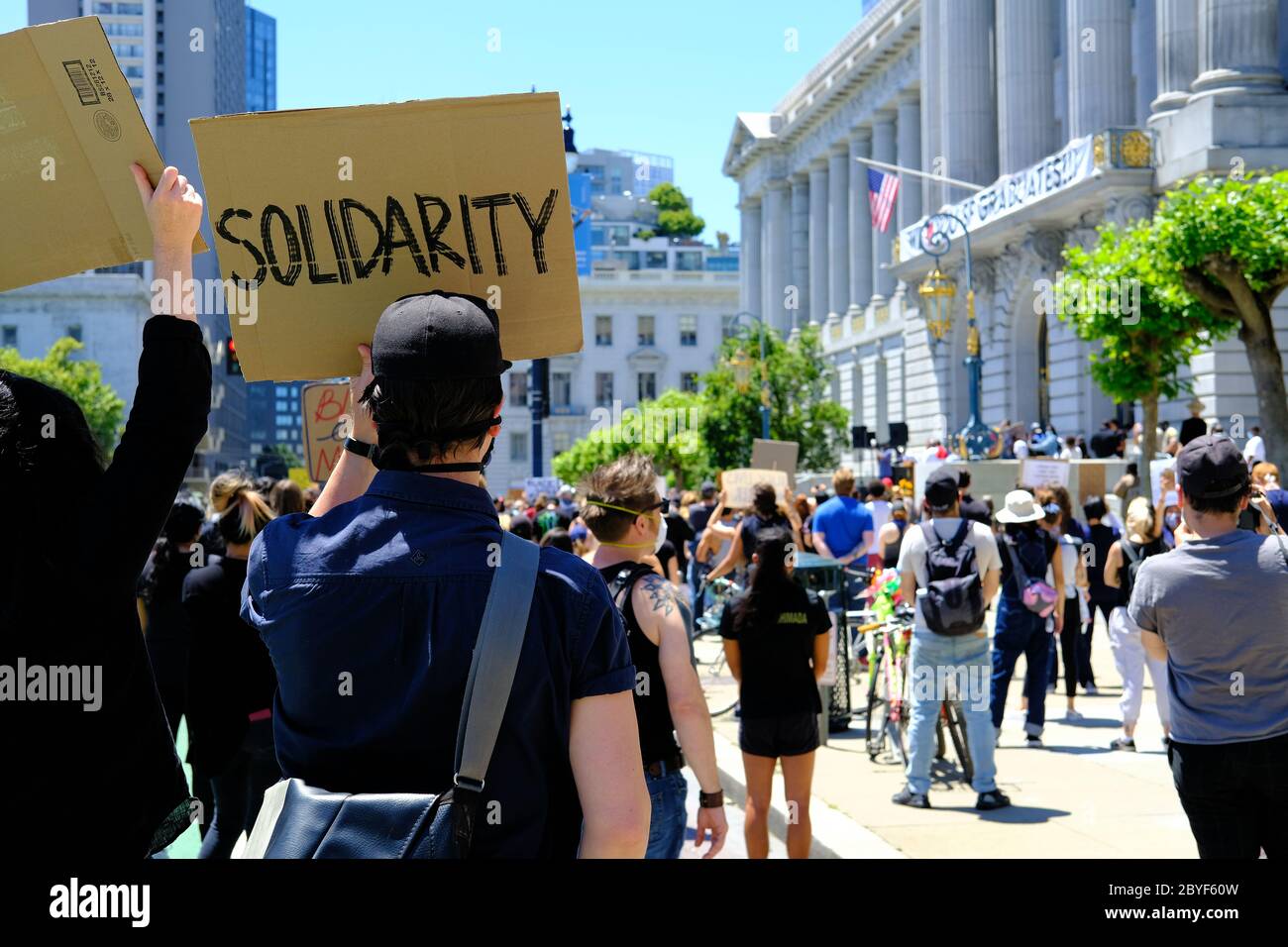 „Kniening 4 Justice“ in der San Francisco City Hall (Kalifornien); friedlicher Protest, Gedenkfeier und Feier des Lebens von George Floyd 9. Juni 2020. Stockfoto