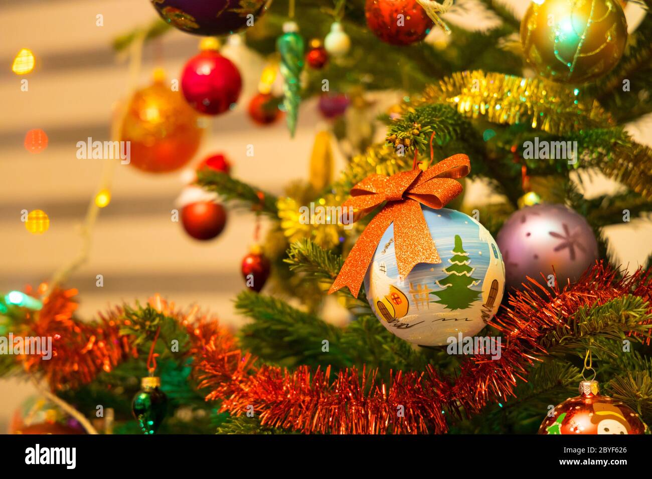 Tanne mit Weihnachten Fichte. Weihnachten Baum Stockfoto