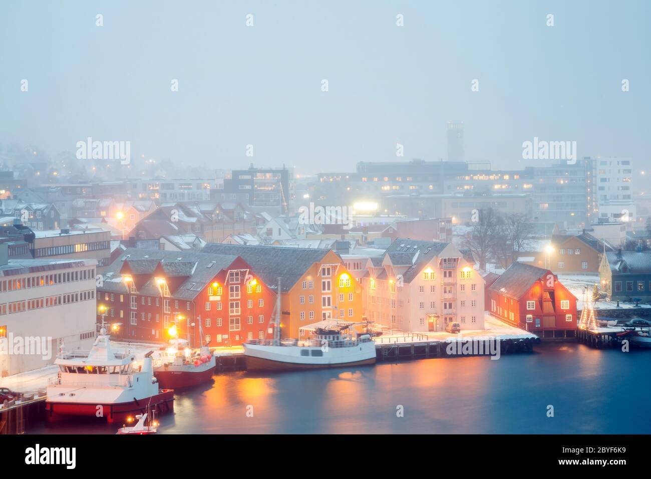 Tromso Stadtbild Winter Nebel Norwegen Stockfoto