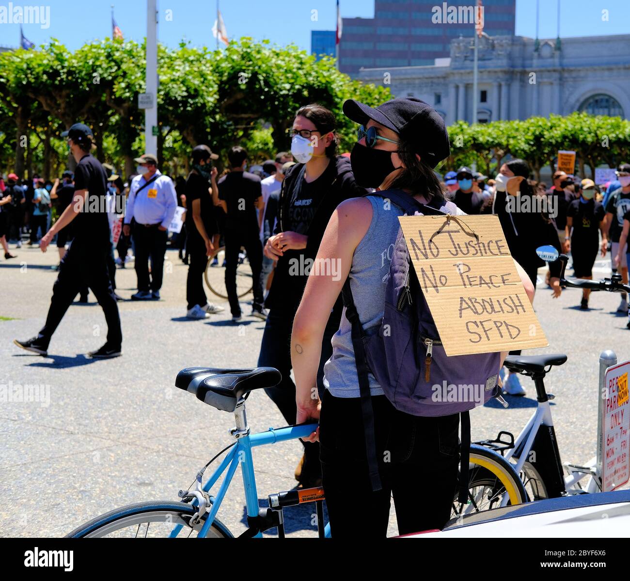 „Kniening 4 Justice“ in der San Francisco City Hall (Kalifornien); friedlicher Protest, Gedenkfeier und Feier des Lebens von George Floyd 9. Juni 2020. Stockfoto