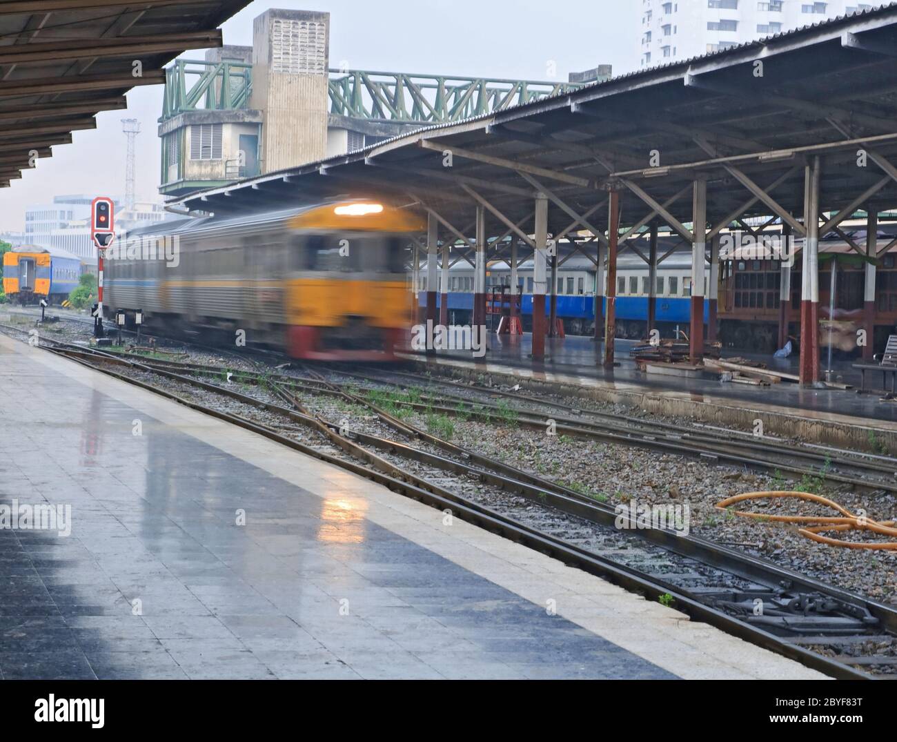 Bewegung der Orange Deisel Zug Lok Annäherung an Bahnhof Bangkok Thailand. Stockfoto