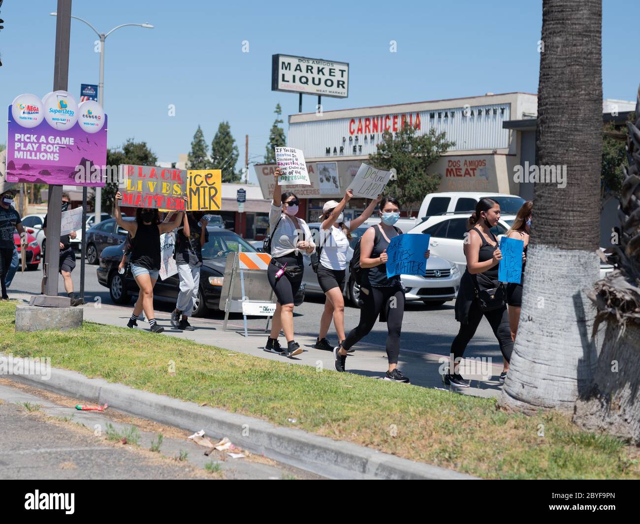 06/09/2020 Norwalk, Kalifornien. Große Menschenmengen versammelten sich im Rathaus von Norwalk, um durch die Stadt zu marschieren, um die Bewegung Black Lives Matter zu unterstützen Stockfoto
