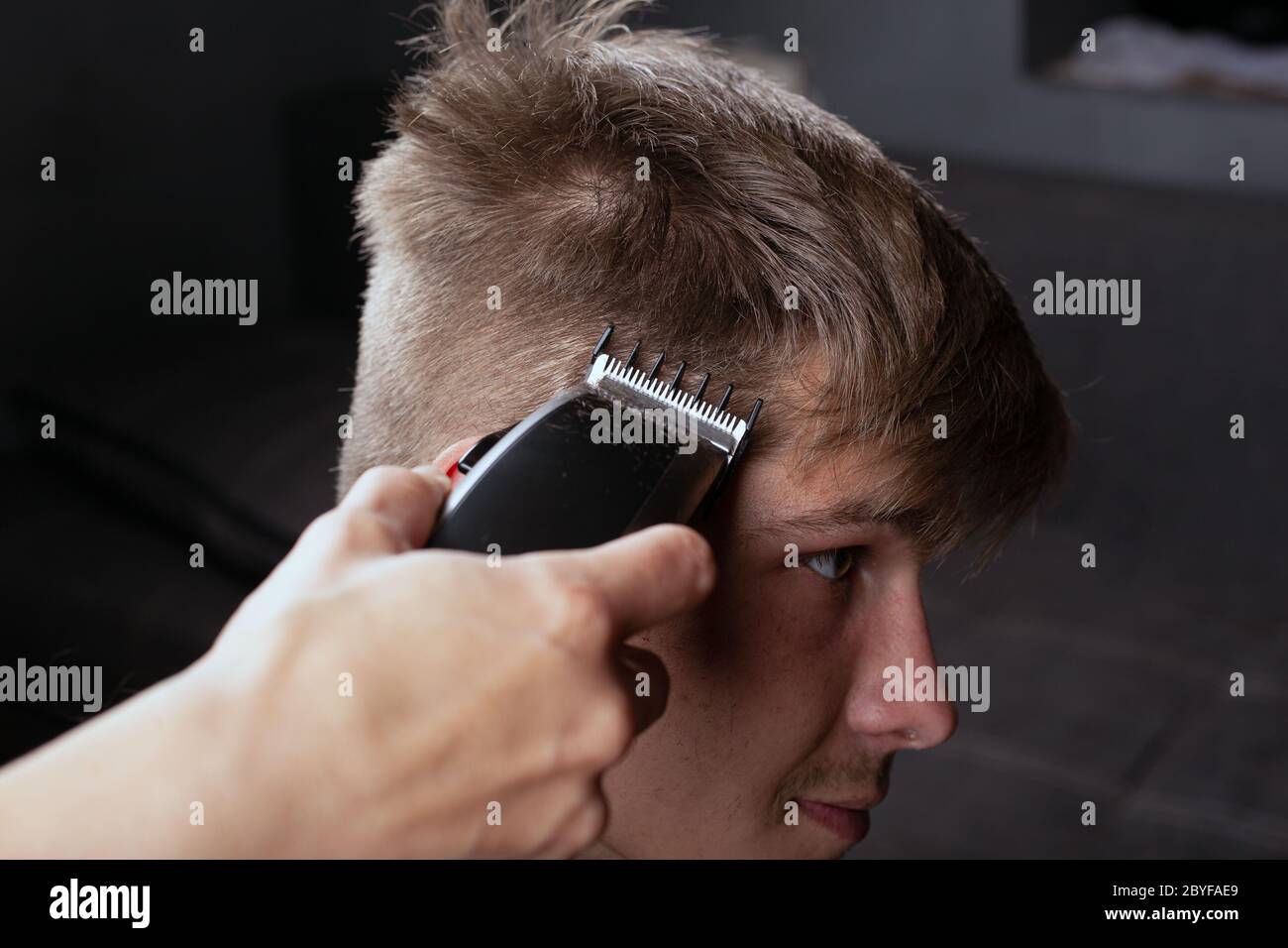 Stilvoller Herrenhaarschnitt. Junger Mann beim Friseur. Stockfoto
