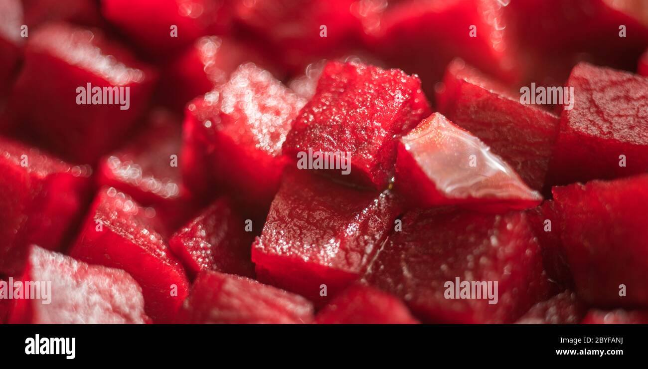 Kleine quadratische rohe Rote Bete Scheiben für den Hintergrund Stockfoto