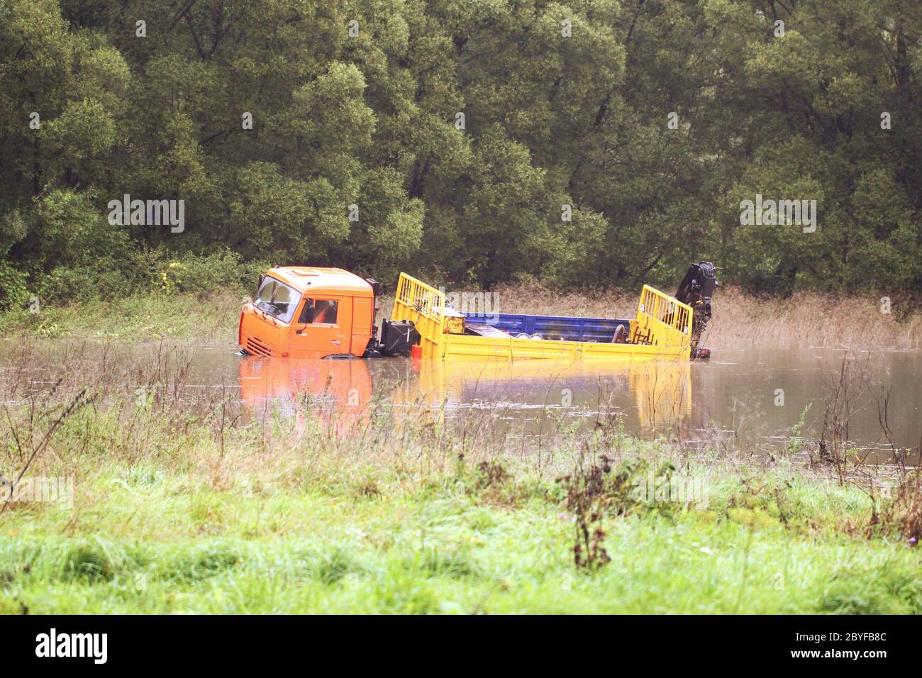 Ein grosser Lastwagen ertrank im Flusswasser Stockfoto