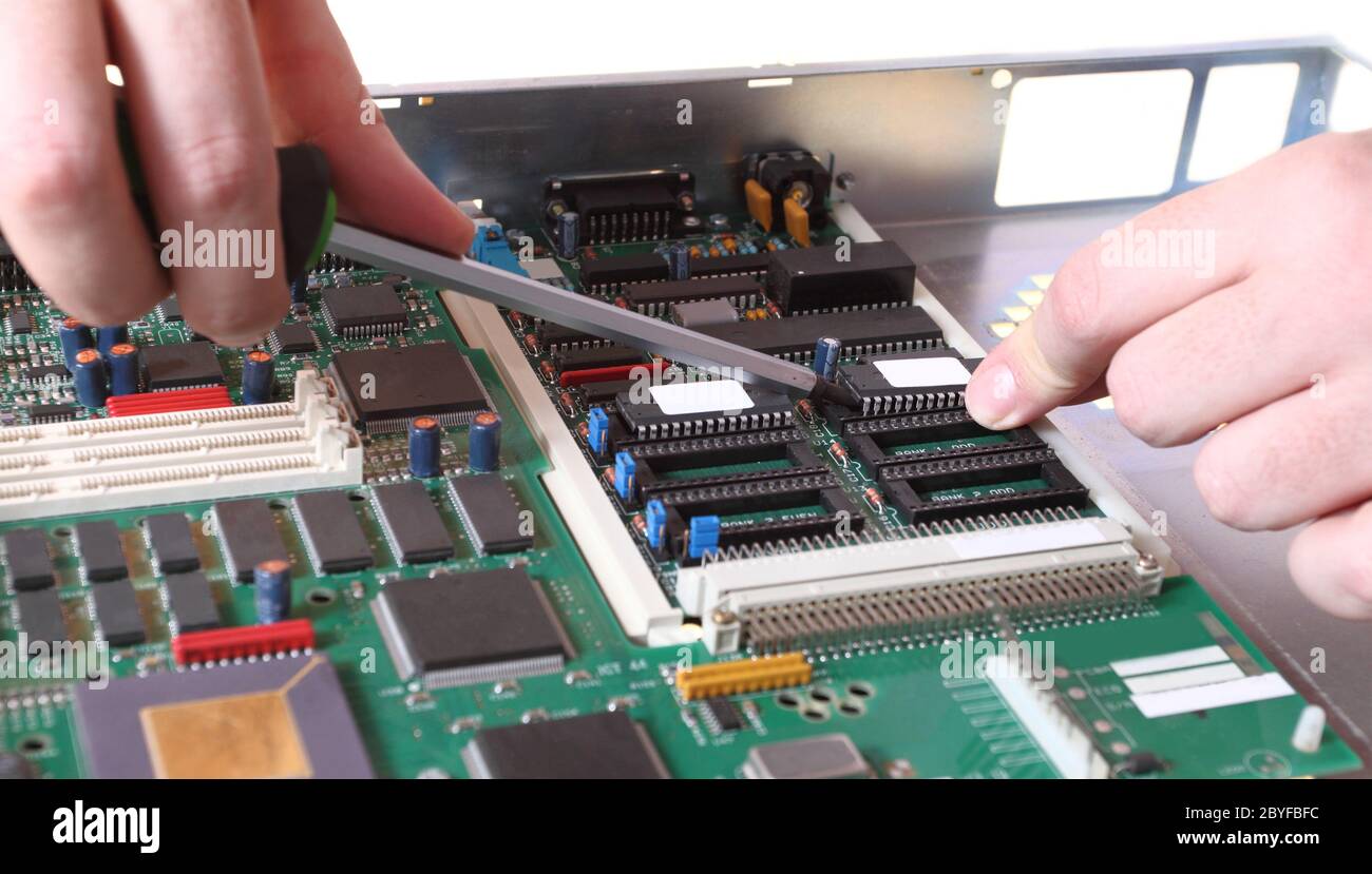 IC-Änderung auf der Hauptplatine des Computers Stockfoto