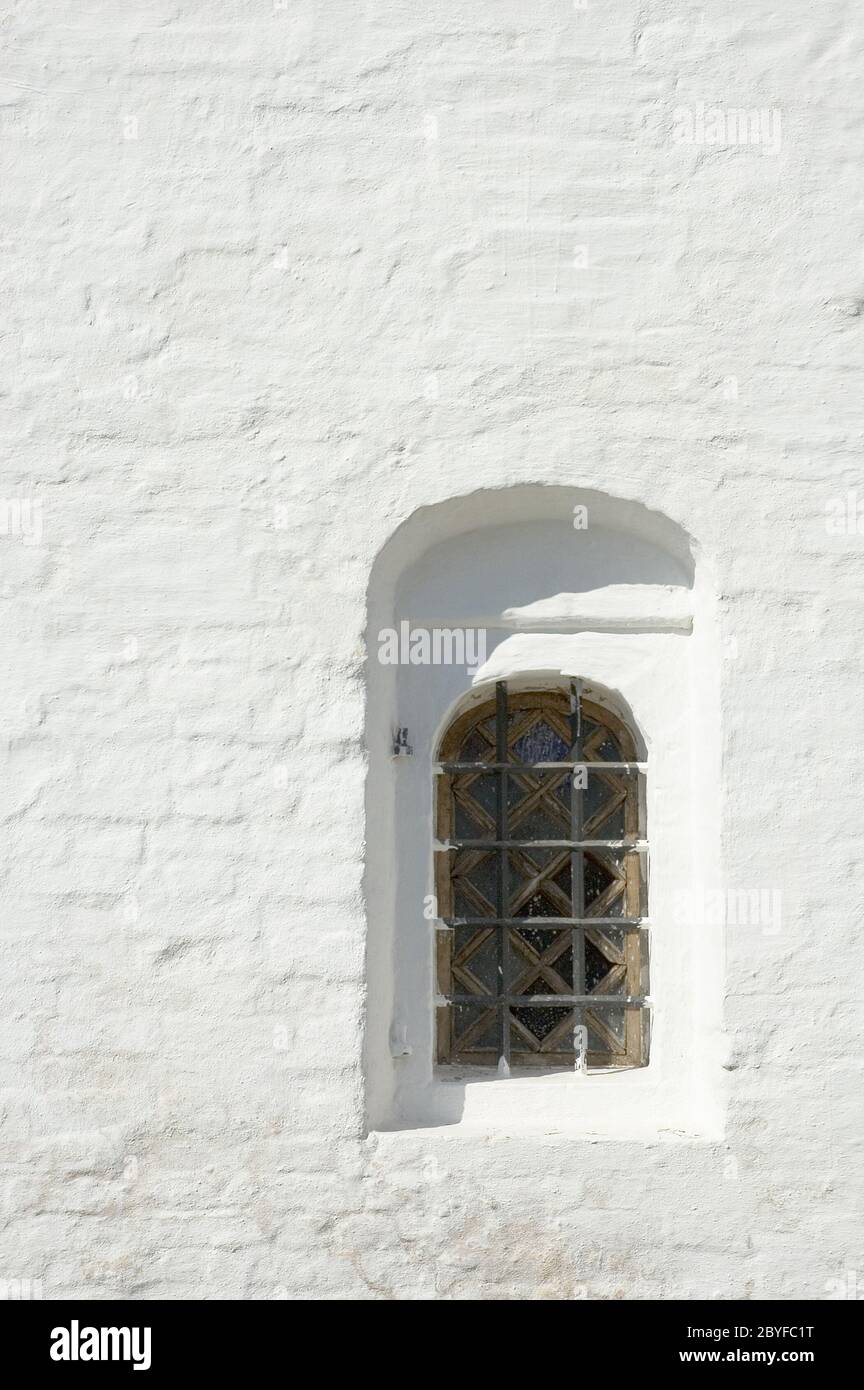 Fenster in einer Klosterwand Stockfoto
