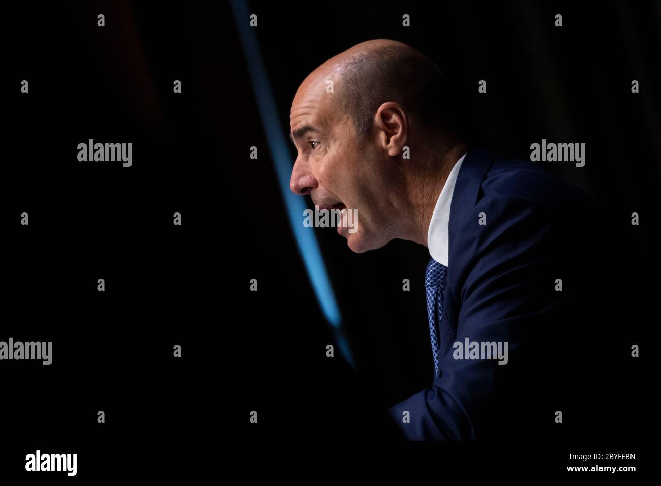 (200610) -- WASHINGTON D.C., 10. Juni 2020 (Xinhua) -- US-Arbeitsminister Eugene Scalia bezeugt während einer Senatsfinanzierungsausschuss Anhörung mit dem Titel "Arbeitslosenversicherung während COVID-19: Der CARES Act und die Rolle der Arbeitslosenversicherung während der Pandemie" auf Capitol Hill in Washington, DC 9. Juni 2020. (Caroline Brehman/Pool über Xinhua) Stockfoto