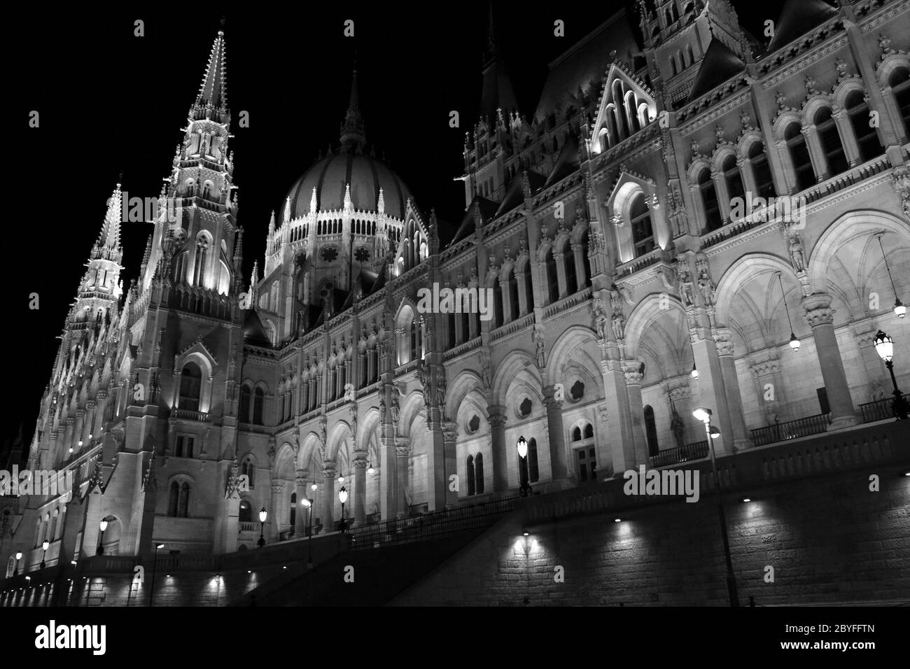 Budapester Parlamentsgebäude in Ungarn in der Dämmerung. Stockfoto