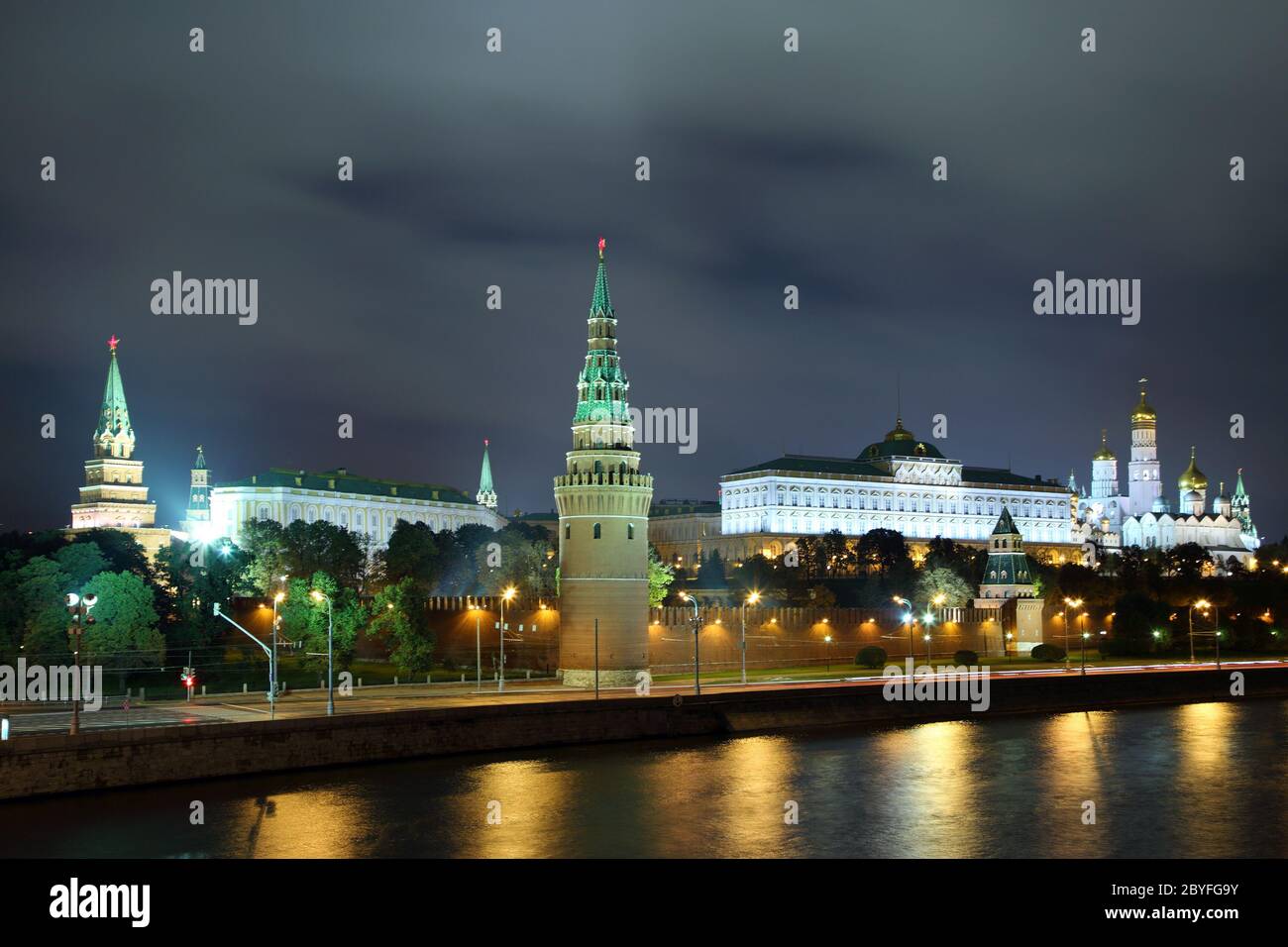 kreml aus dem Fluss bei Nacht in Moskau Stockfoto