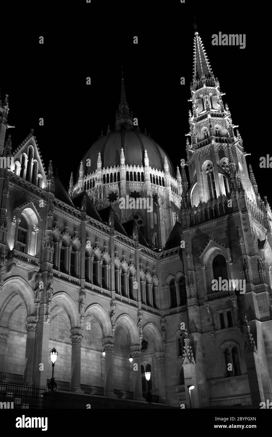 Budapester Parlamentsgebäude in Ungarn in der Dämmerung. Stockfoto