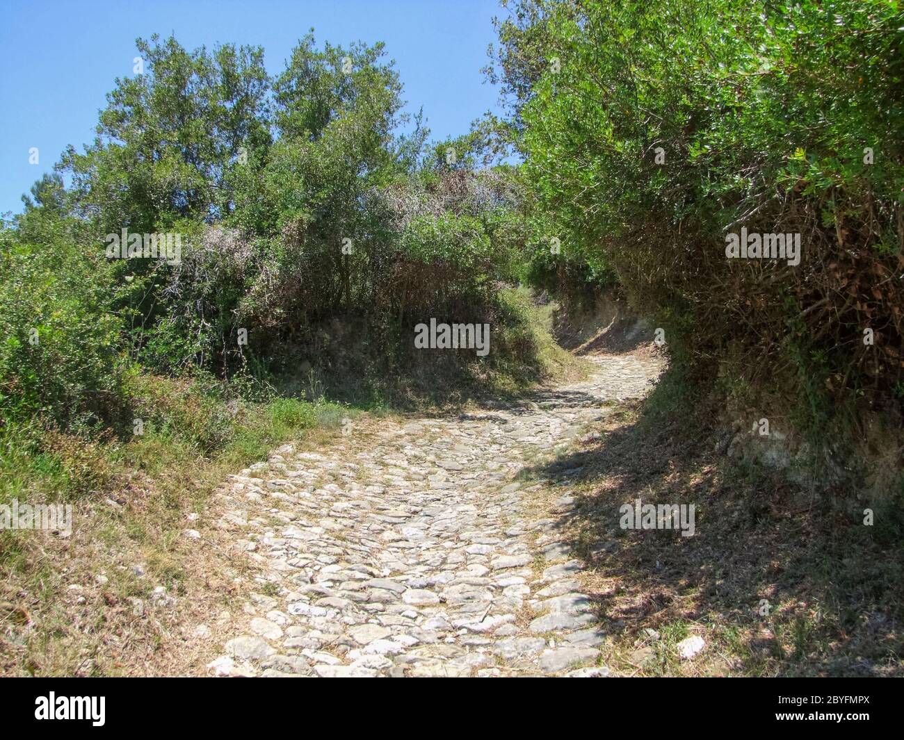 Idyllische, sonnige, versunkene Gasse in Alonnisos in Griechenland Stockfoto