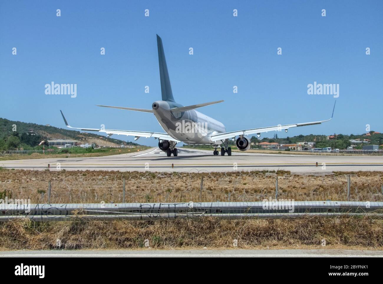 Flughafen mit Flugzeug auf Skiathos, einer der griechischen Sporaden Inseln Stockfoto