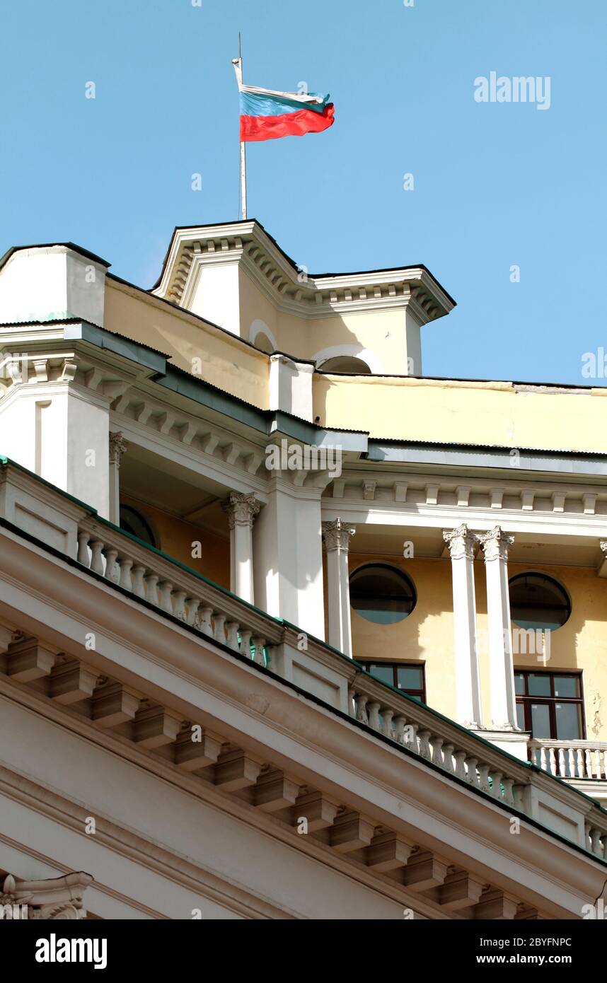 Theater der sowjetischen Armee mit der russischen Flagge Stockfoto