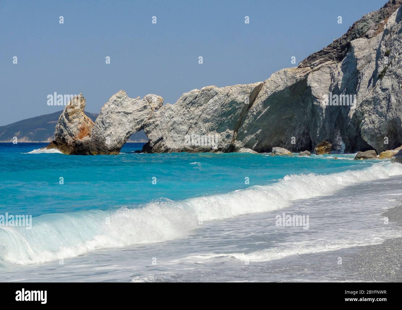 Sonnige Landschaft am Strand von Lalaria in Skiathos, einer der griechischen Sporaden Inseln Stockfoto