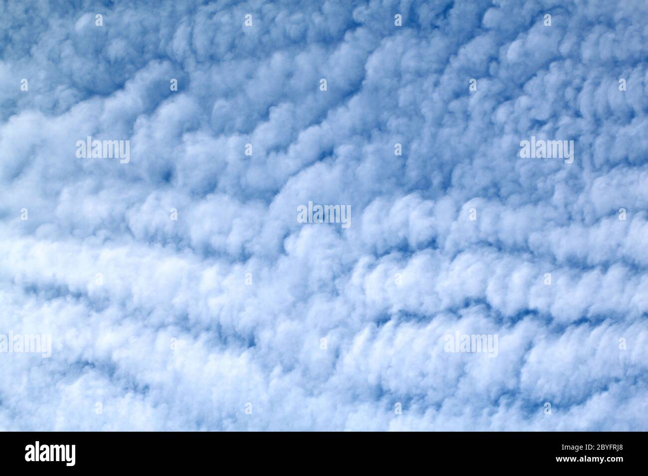 Weiße Feder Wolken am Himmel Stockfoto