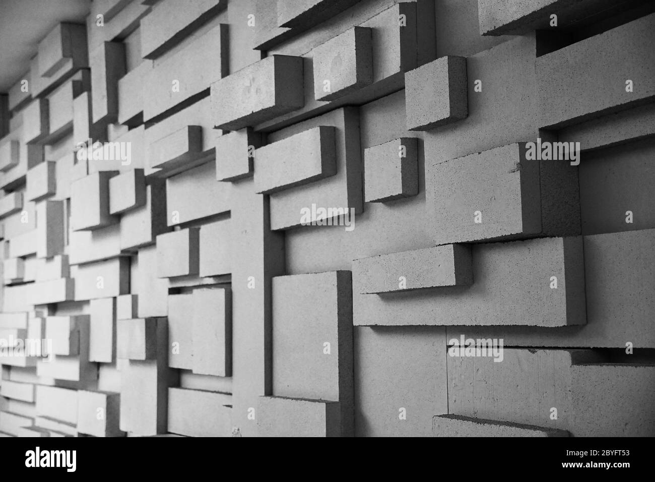 Schwarz-Weiß-Foto von geometrischen abstrakten Hintergrund. Dreidimensionaler Grunge-Hintergrund mit Parallelogramm und Würfelformen Stockfoto