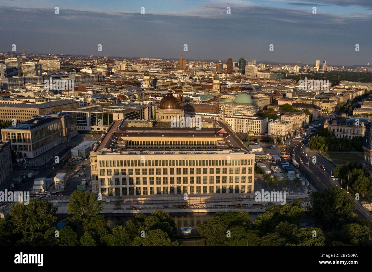 Berlin, Deutschland. Juni 2020. Das Humboldt-Forum wird von den warmen Strahlen der aufgehenden Sonne beleuchtet. (Luftbild mit Drohne) Quelle: Paul Zinken/dpa/Alamy Live News Stockfoto