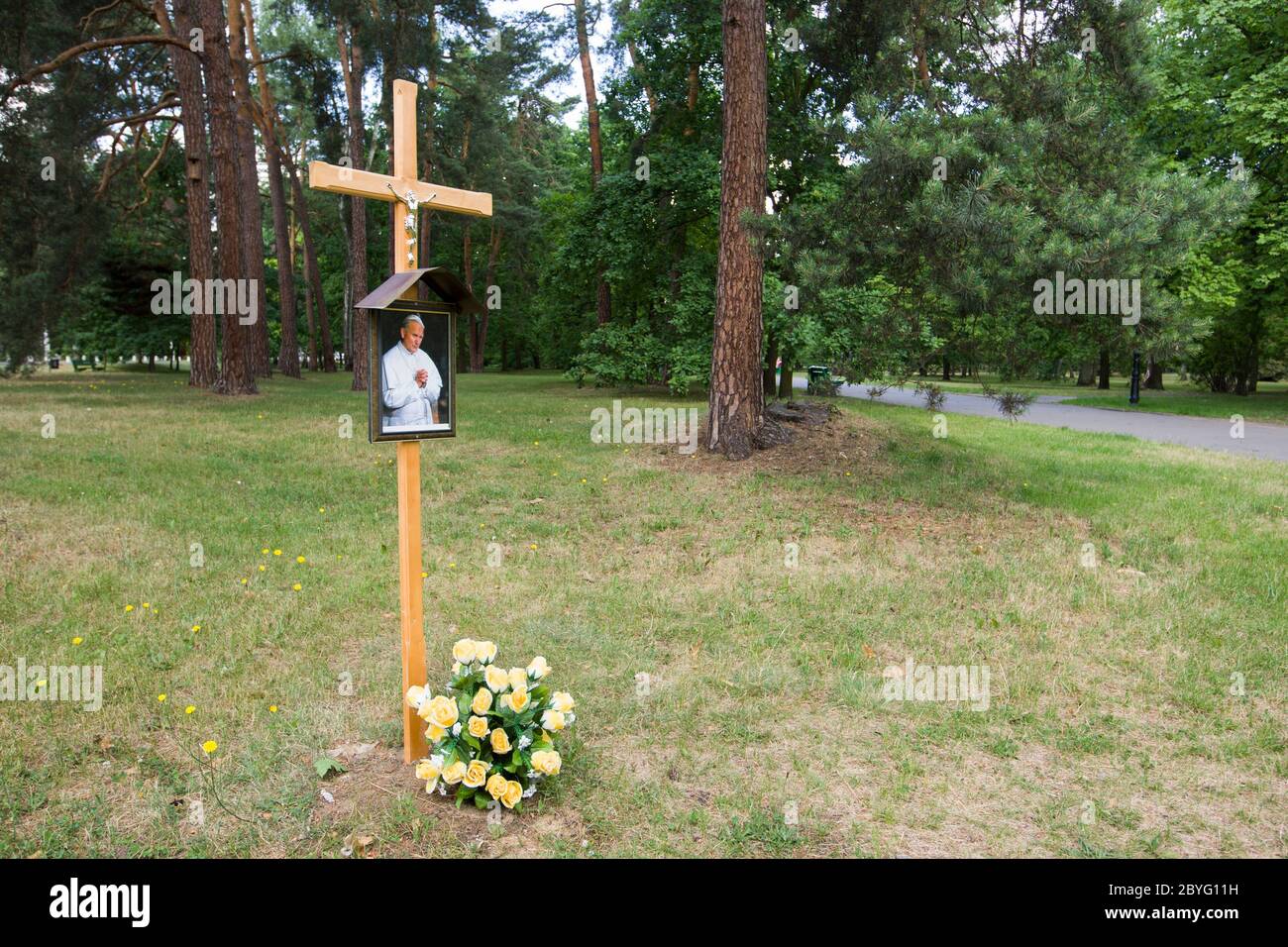 Gamla påven Johannes Paulus II på ett foto hängandes på ett kors, Warszawa, Polen. Stockfoto
