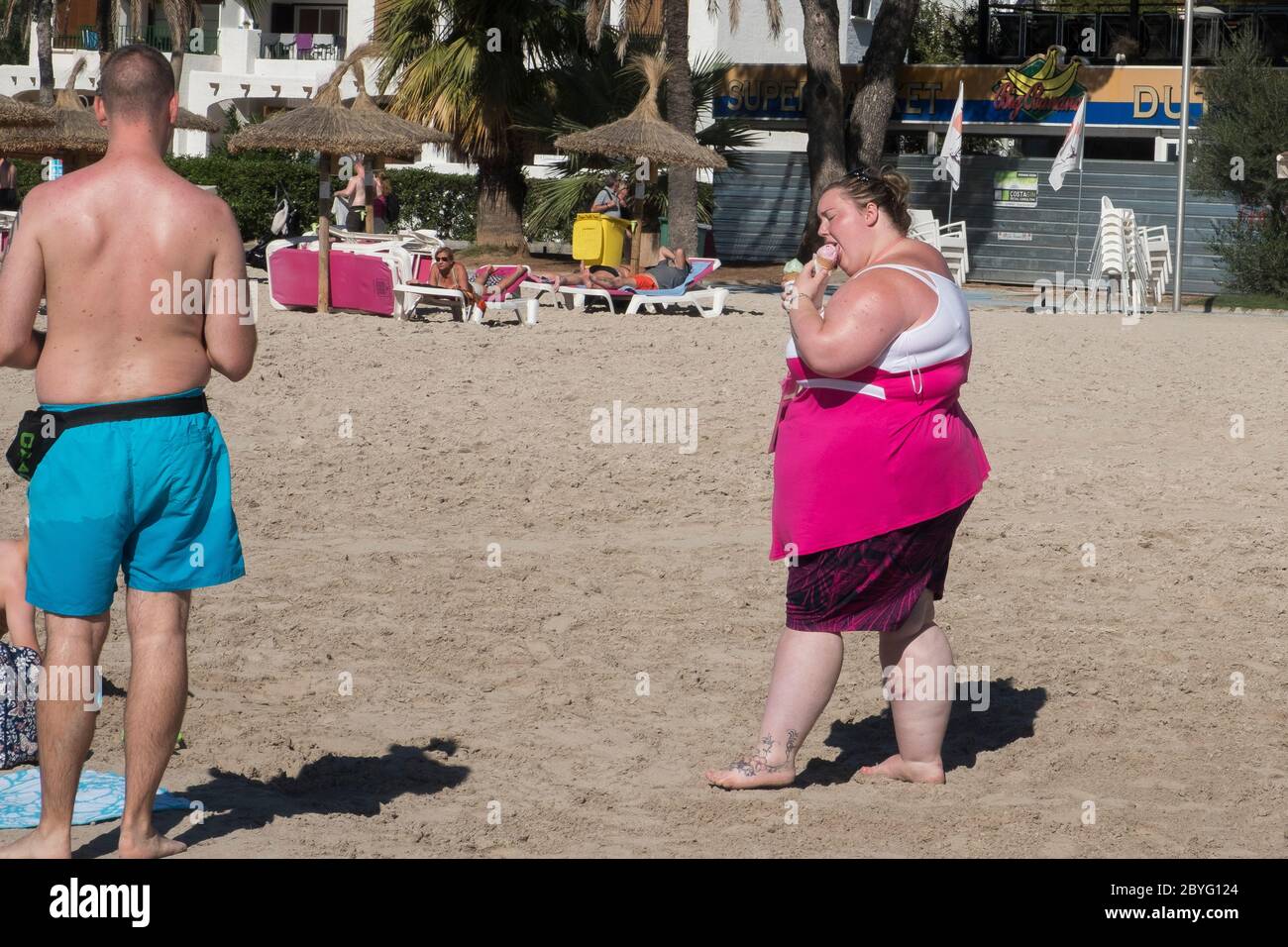 Frau, die Eis am Strand isst. Stockfoto