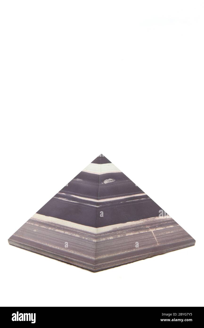 isolierte braune Steinpyramide auf weiß Stockfoto