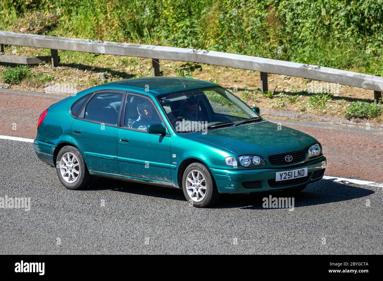 2001 grün Toyota Corolla VVTI GS; Fahrzeug Verkehr bewegende Fahrzeuge, Autos fahren Fahrzeug auf britischen Straßen, Motoren, Autofahren auf der Autobahn M6 Stockfoto