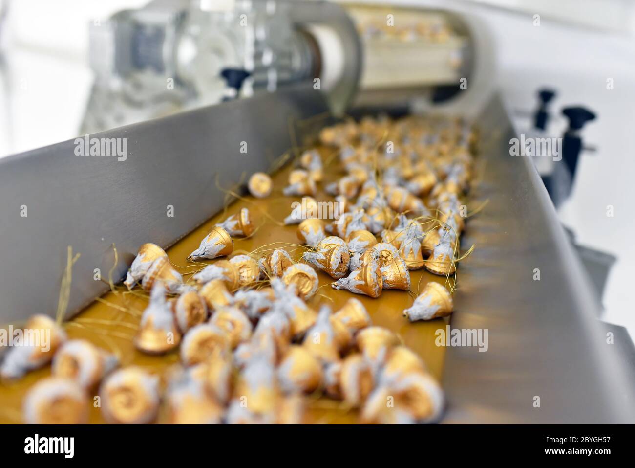 Herstellung von Pralinen in einer Fabrik für die Lebensmittelindustrie Stockfoto