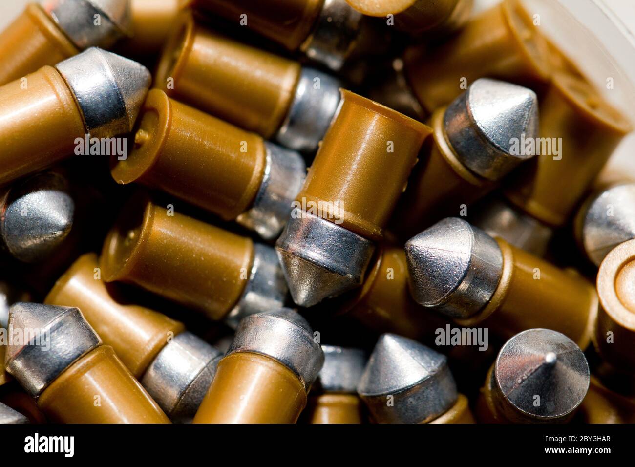 Pistole Kugeln auf weißem Hintergrund Stockfoto