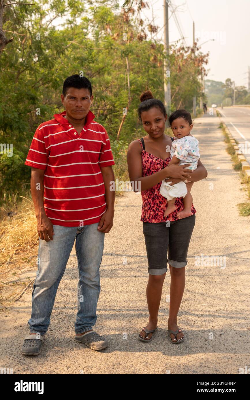Eine Familie steht am Straßenrand und bittet um Unterstützung.die Coronavirus-Krise und die Blockierung in Honduras waren besonders hart für die Schwächsten: 50% der Menschen leben in Armut. Ohne Arbeit und wenig bis gar keine Hilfe der Regierung sind Tausende von Menschen auf die Straße gegangen und hoffen auf einen guten Willen von Passanten. Stockfoto