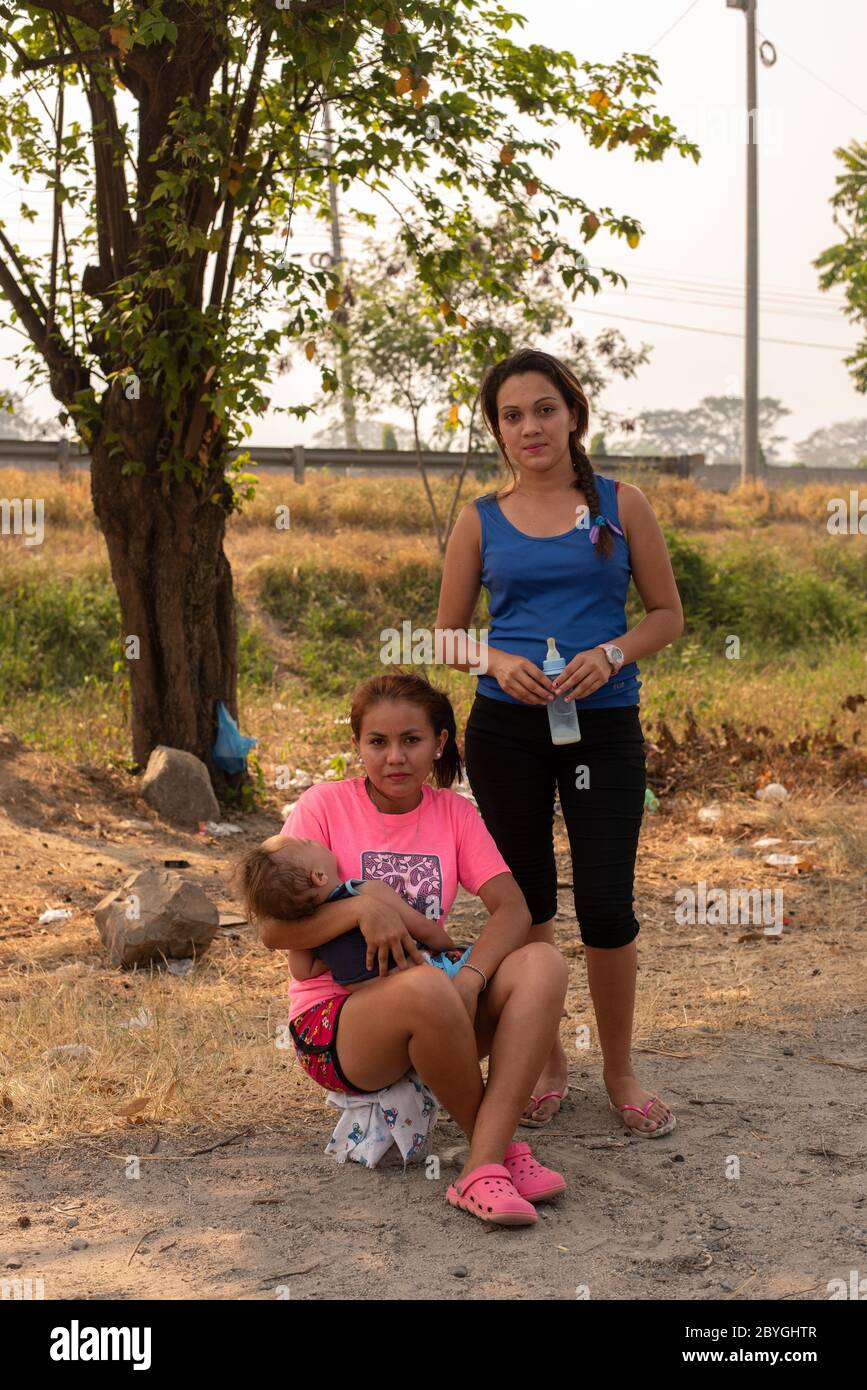 Yorleni (19), mit ihrem Sohn Jose (18 Monate) und Schwester Areli (23 Jahre) stehen am Straßenrand und bitten um Unterstützung.die Coronavirus-Krise und die Blockierung in Honduras waren besonders hart für die Schwächsten: 50% der Menschen leben in Armut. Ohne Arbeit und wenig bis gar keine Hilfe der Regierung sind Tausende von Menschen auf die Straße gegangen und hoffen auf einen guten Willen von Passanten. Stockfoto