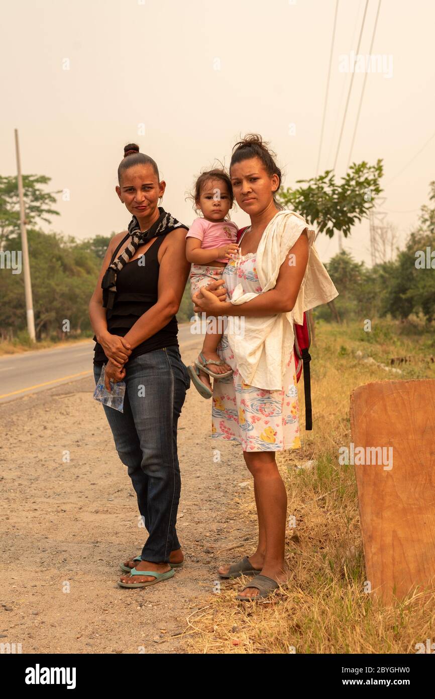 Eine Familie steht am Straßenrand und bittet um Unterstützung.die Coronavirus-Krise und die Blockierung in Honduras waren besonders hart für die Schwächsten: 50% der Menschen leben in Armut. Ohne Arbeit und wenig bis gar keine Hilfe der Regierung sind Tausende von Menschen auf die Straße gegangen und hoffen auf einen guten Willen von Passanten. Stockfoto