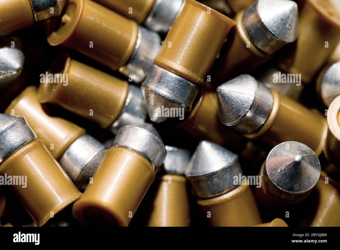 Pistole Kugeln auf weißem Hintergrund Stockfoto