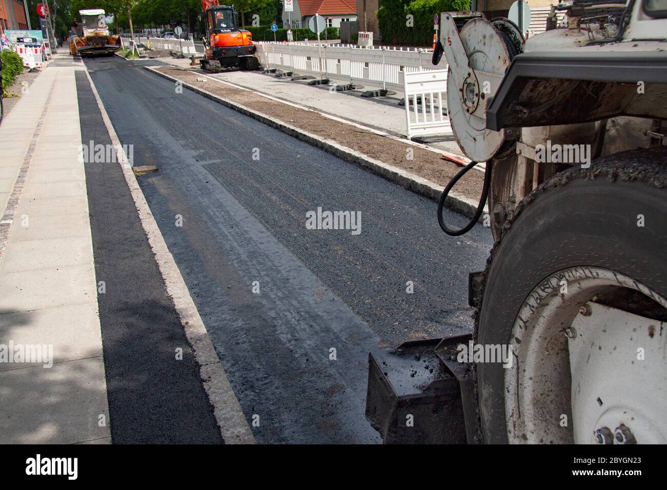 Straßenbelag mit frischem Asphalt Konstruktion. Kopenhagen, Dänemark – 9. Juni 2020 Stockfoto