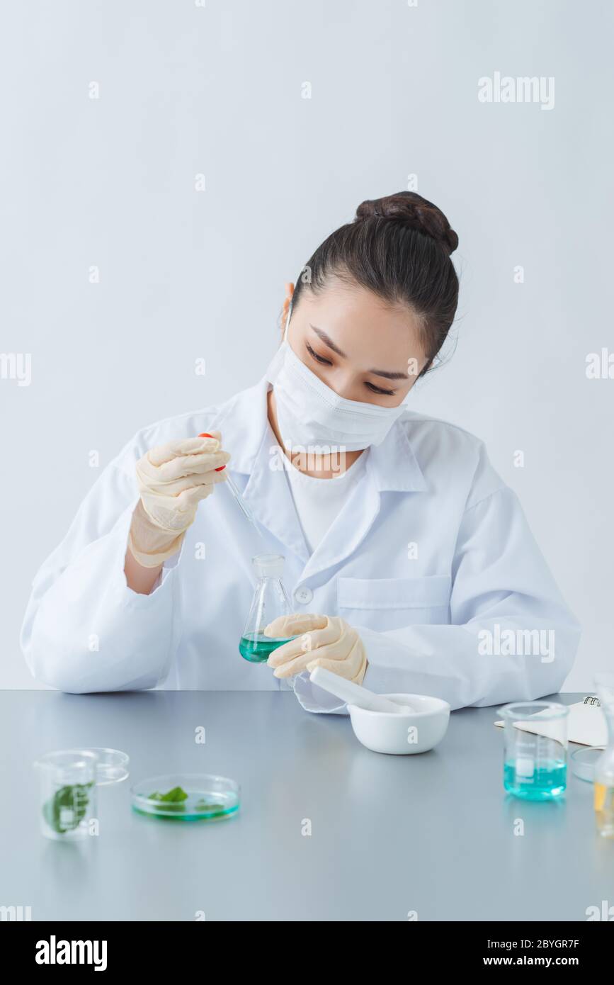 Der Wissenschaftler, Dermatologe Herstellung von organischen Naturprodukt im Labor Stockfoto