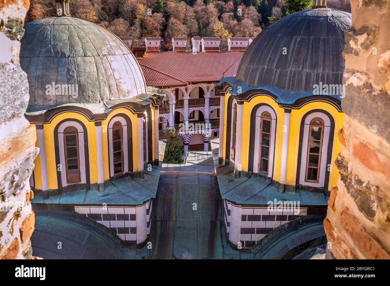 Kloster Rila details Close-up und im Herbst die Berge Bäume im Hintergrund, Bulgarien Stockfoto