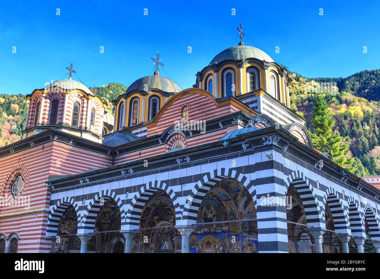 Bulgarien, Rila Kloster Kirche Blick und im Herbst die Berge Bäume im Hintergrund Stockfoto