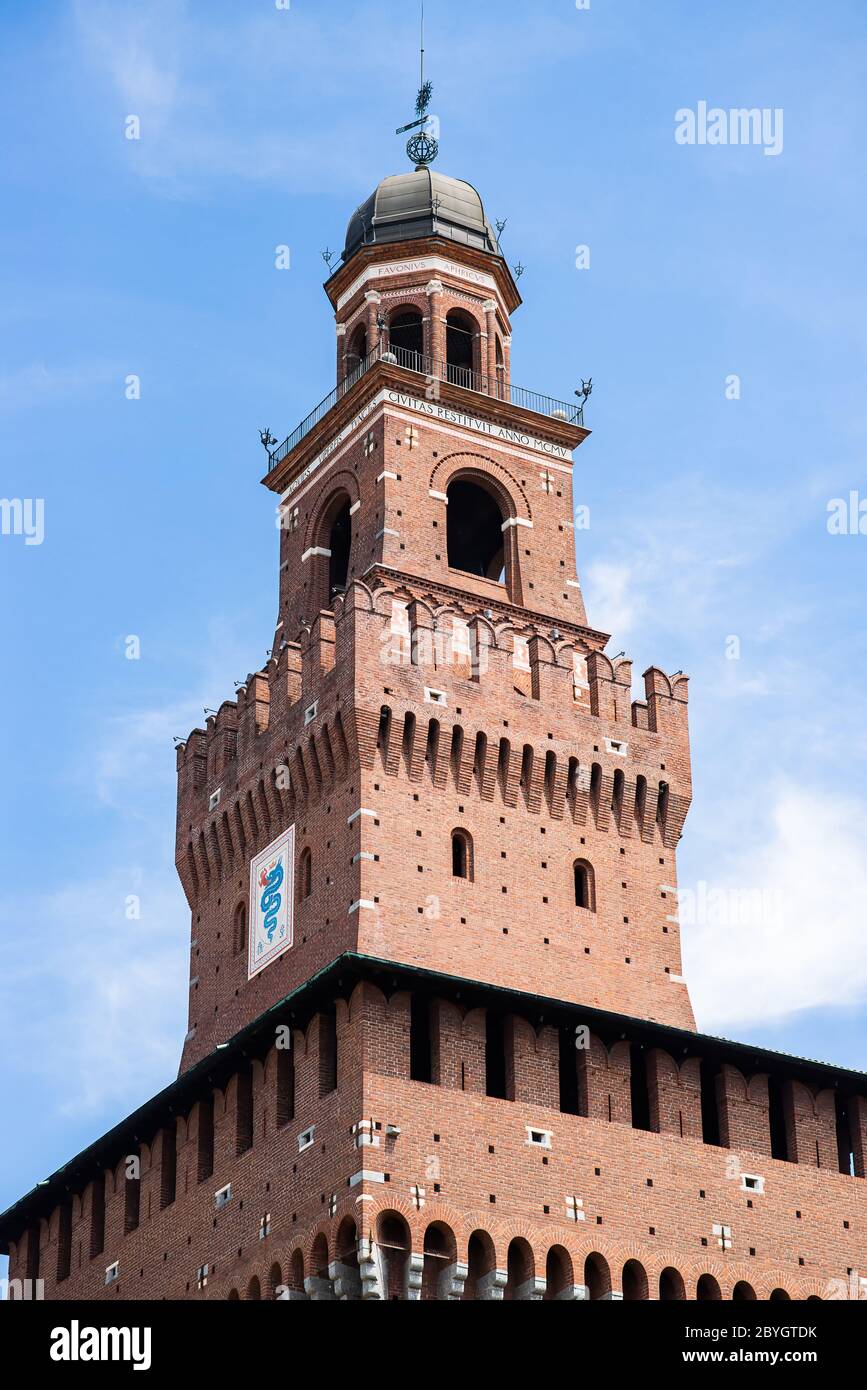 Sforza Castle. Filarete Tower. Blauer Himmel. Sonniger Tag. Stockfoto