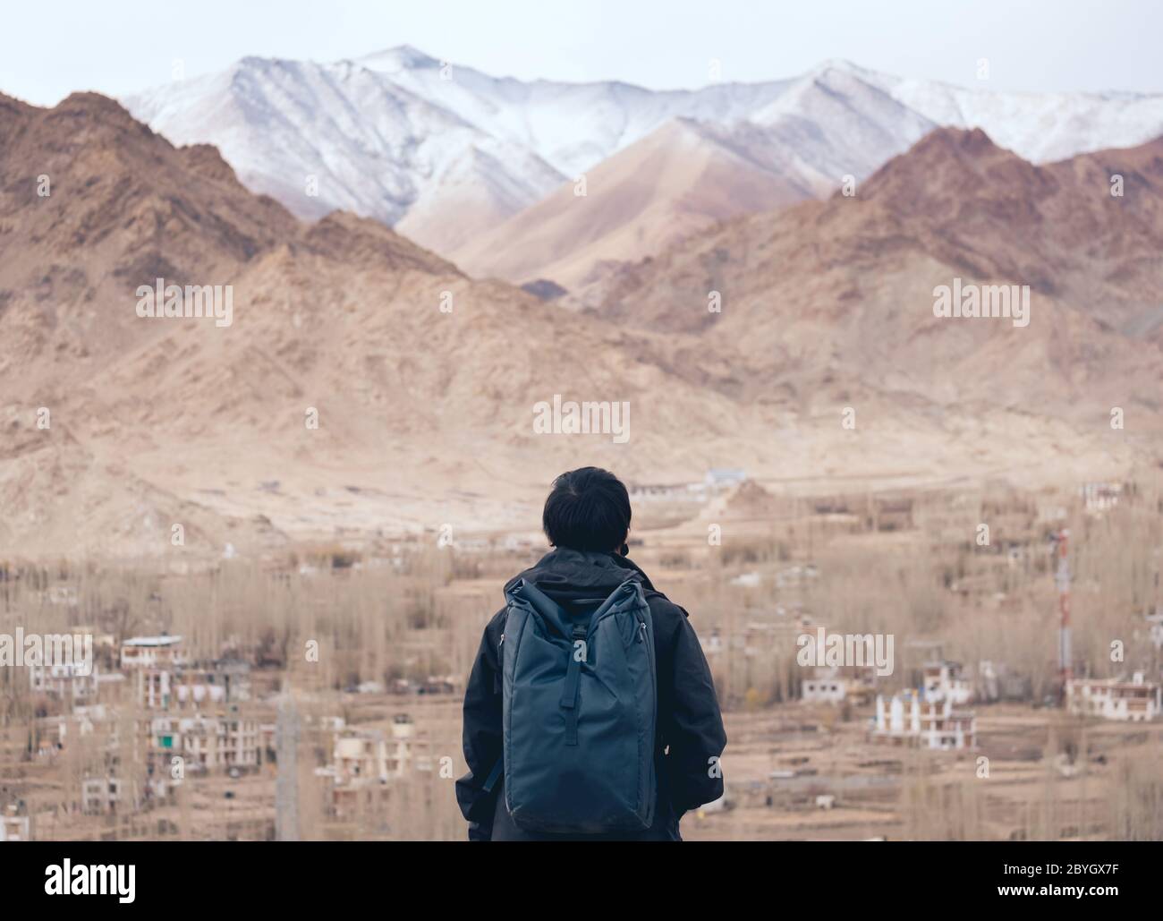 Junge Wanderlust Reisende mit Rucksack gegen Lanscape von in Leh, Ladakh, Indien. Reise Reise und Tourismus Konzept Hintergrund. Stockfoto