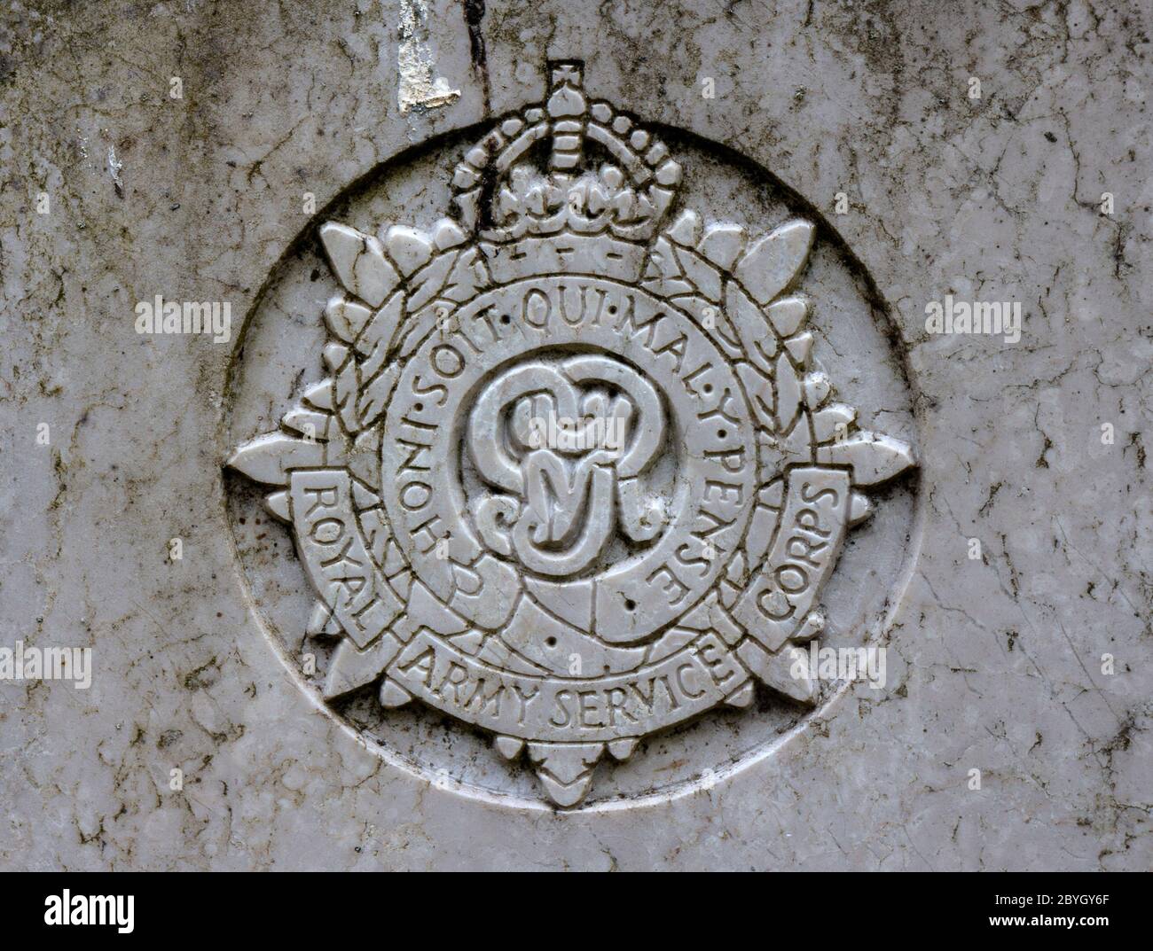Wappen des Royal Army Service Corps auf einem Kriegsgrab, Großbritannien Stockfoto