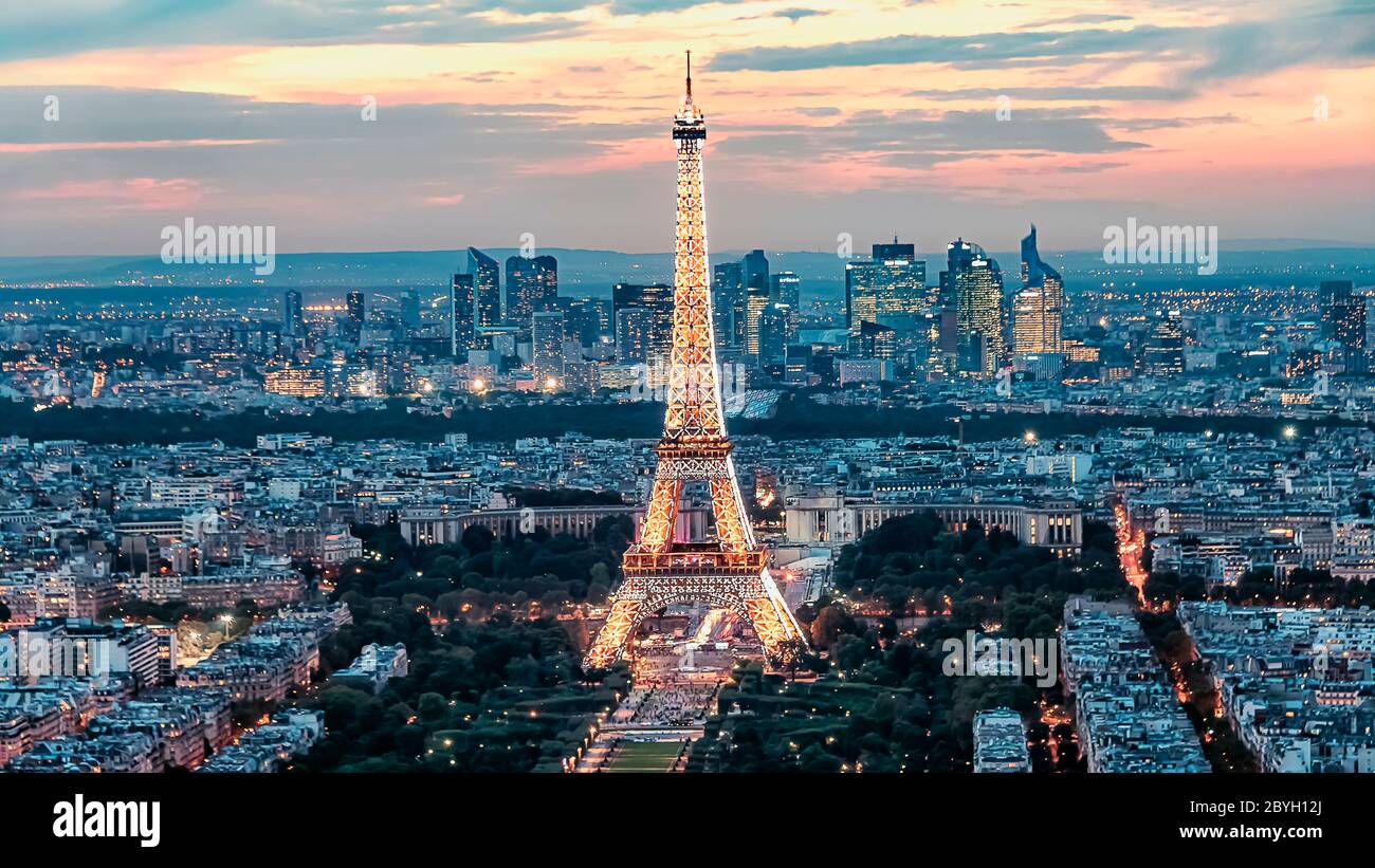 Eiffelturm am Abend Stockfoto