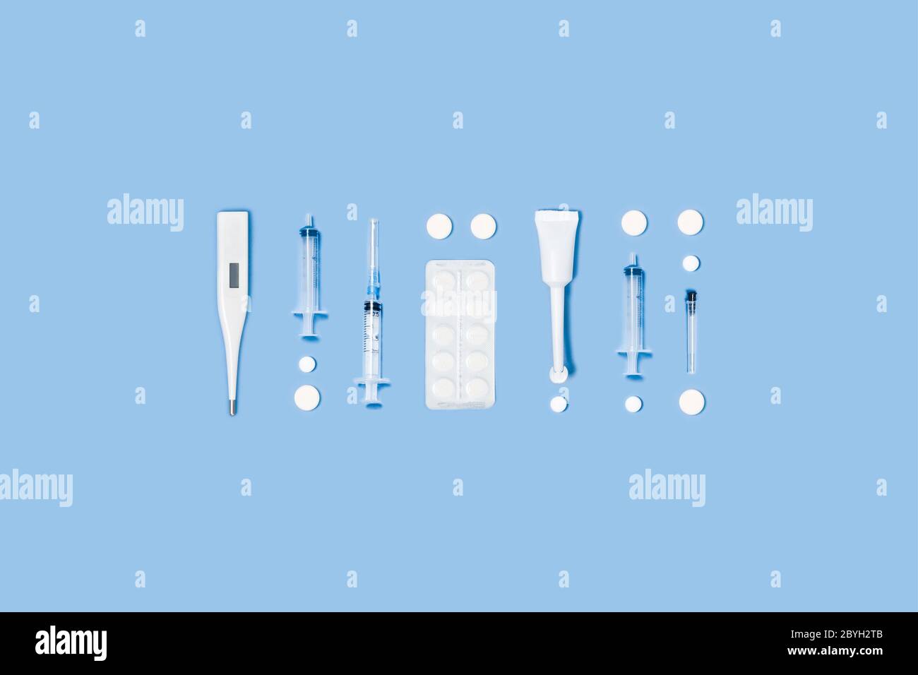 Medizinische zentrale Zusammensetzung mit verschiedenen Accessoires auf blauem Hintergrund. Stockfoto