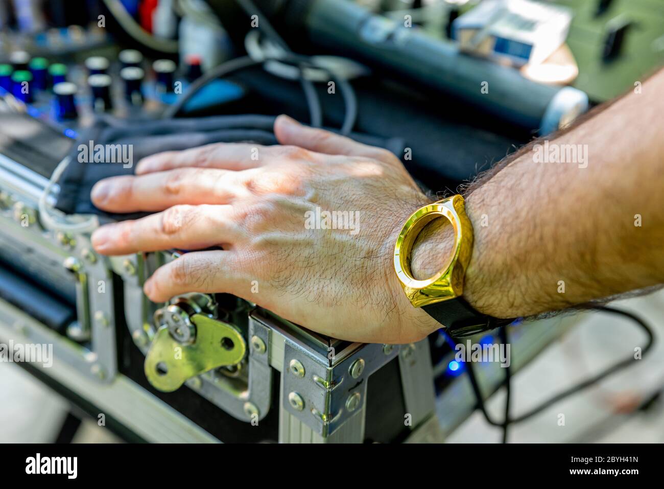 Pontelatone, Italien. Juni 2020. Hand und Arm eines Mannes in der Nähe einer DJ-Konsole und mit einer Uhr ohne Zifferblatt. Stockfoto