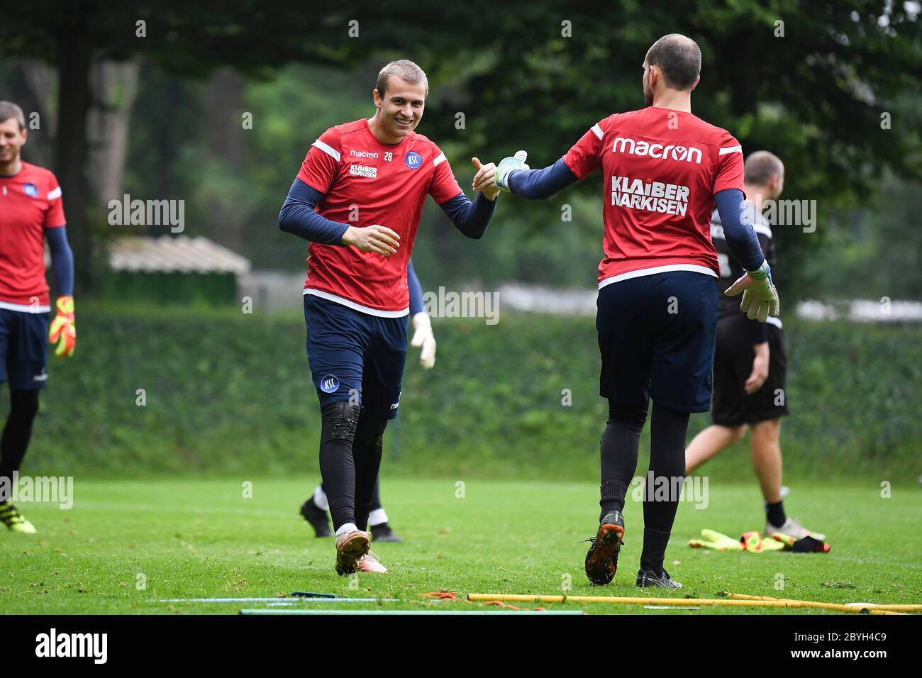 Torwart Training: Torwart Sven Müller (KSC) / l. und Torwart Marius Gersbeck (KSC) / r. GES. / Fußball / 2. Bundesliga: Training des Karlsruher SC, 10.06.2020 Fußball / Fußball: 2. Liga: Training des Karlsruher SC, 10. Juni 2020 Stockfoto